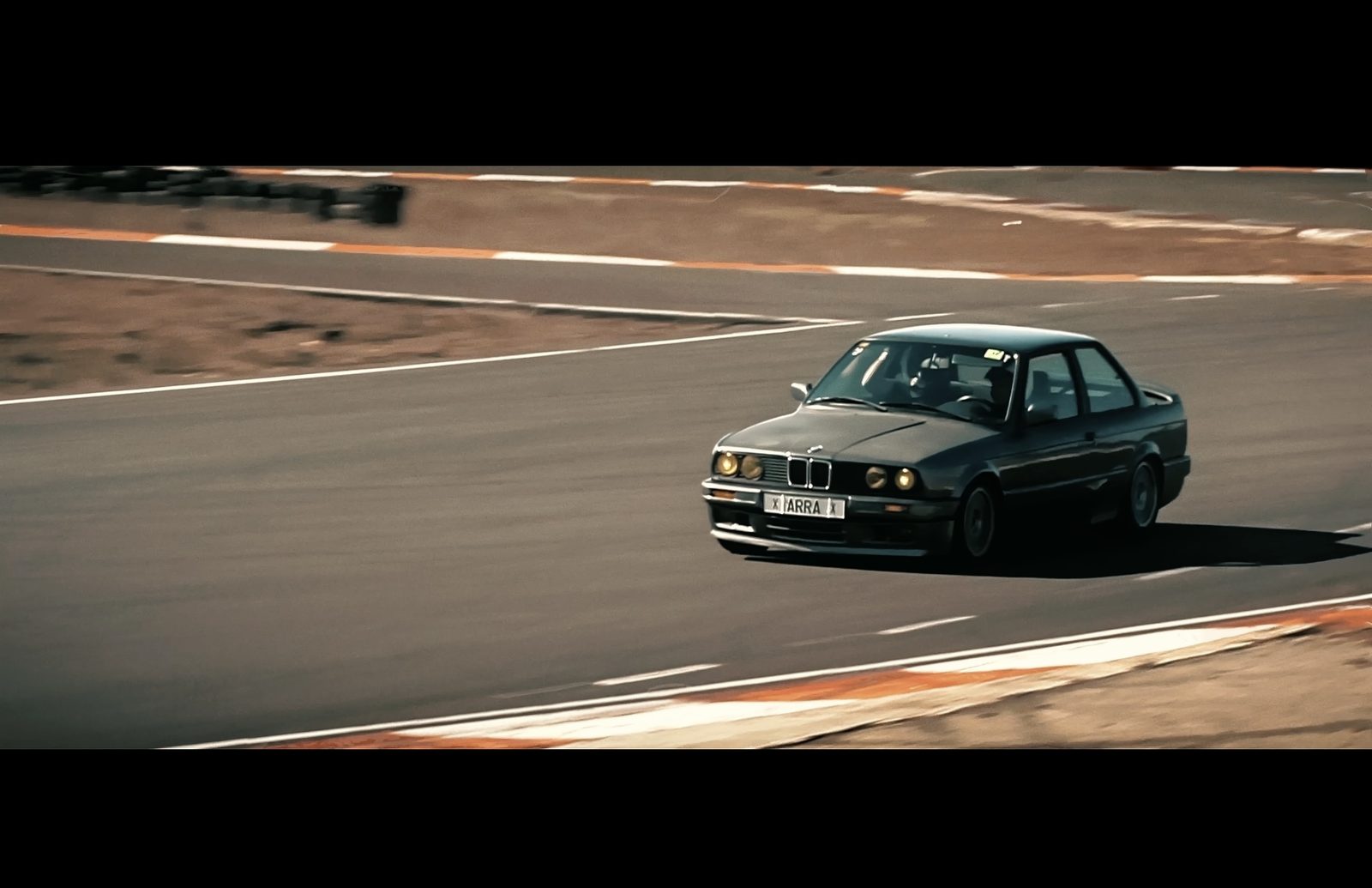 BMW clásico en pista
