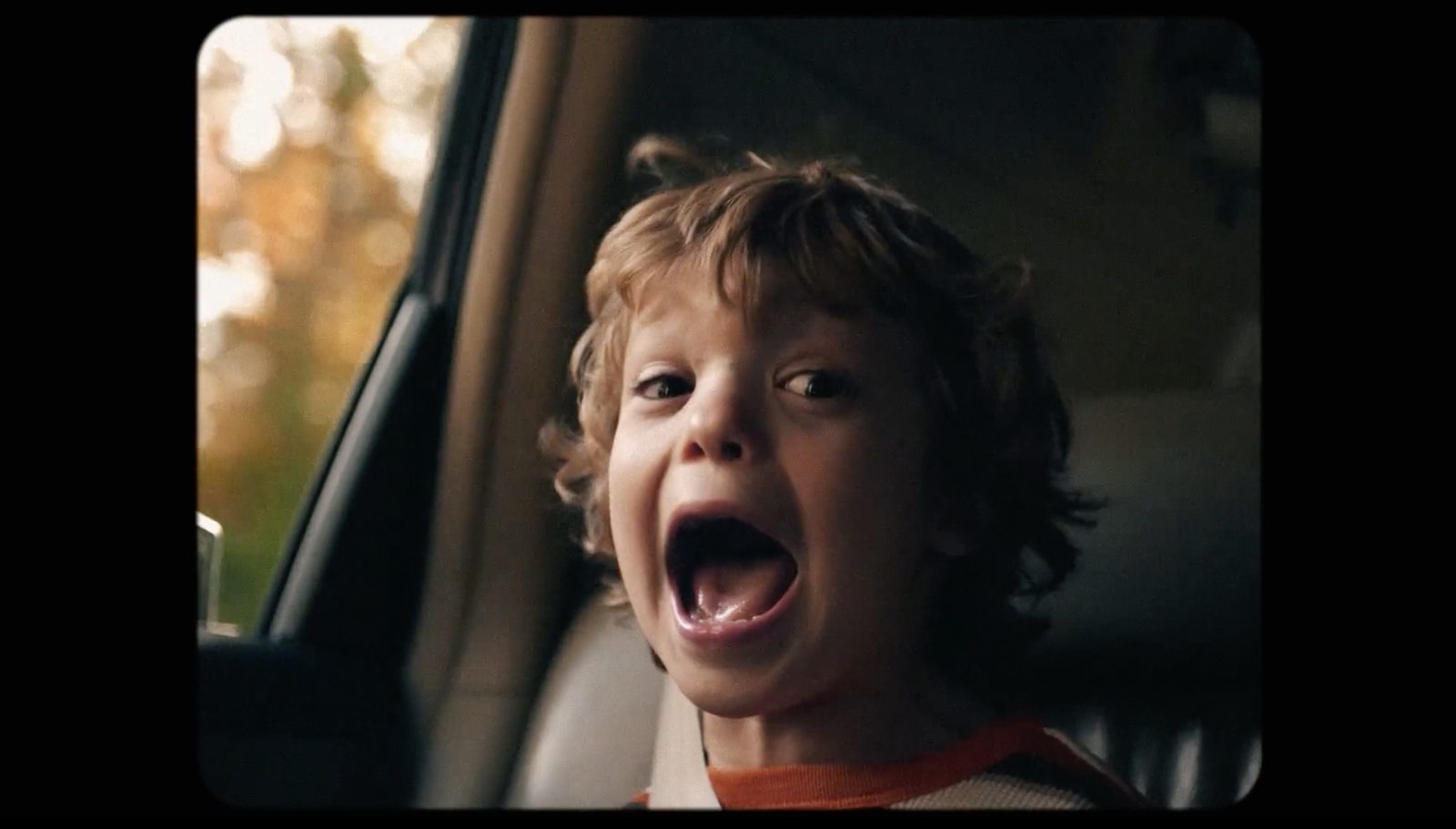 Spot publicitario — escena de coche